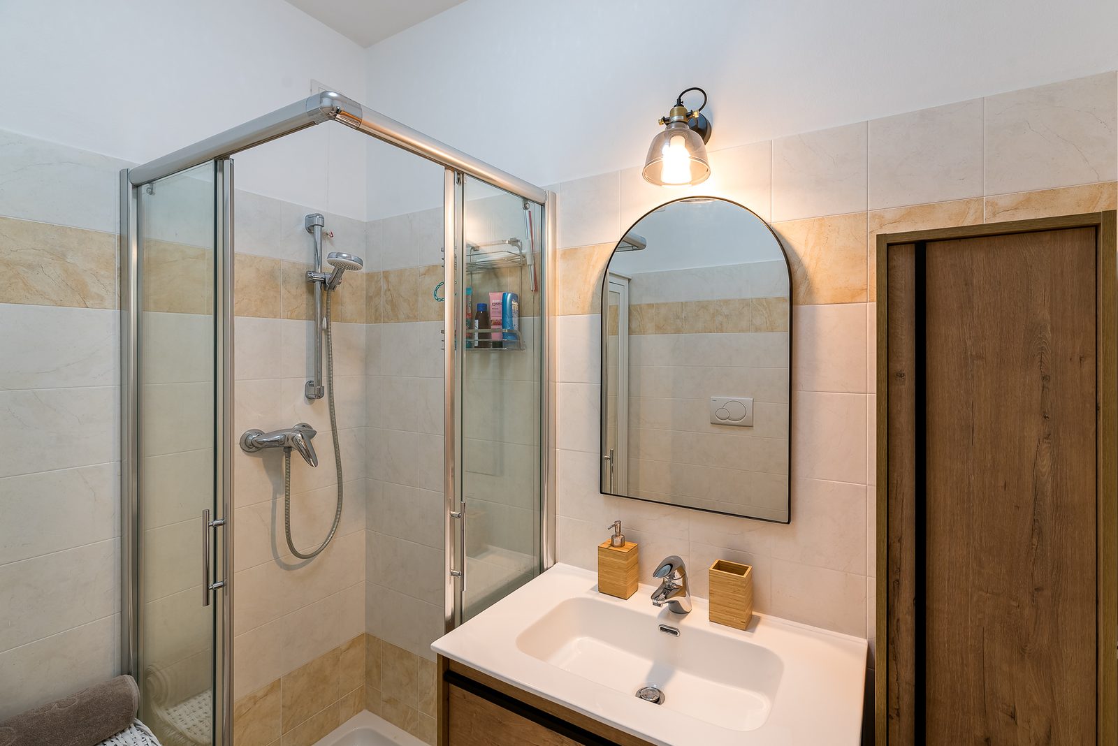 Viale Tevere — bagno con doccia dell'appartamento in gestione a Riccione | HPS Immobiliare